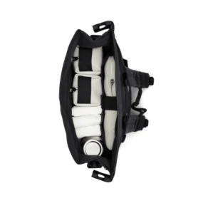 Scomparto principale aperto dall'alto con divisorio imbottito per laptop e spazio organizzato per accessori e borraccia.