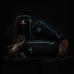 Tre varianti di colore del logo dello zaino Cotopaxi Batac 16L Dark affiancate per mostrare gli abbinamenti unici.