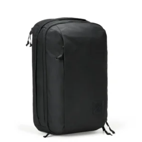 Zaino Evergoods CPL24 Civic Panel Loader nero in nylon resistente vista frontale a tre quarti.