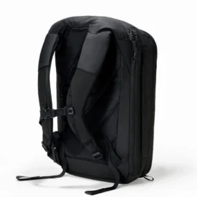 Schienale ergonomico con spallacci imbottiti sagomati e cinghia sternale regolabile.