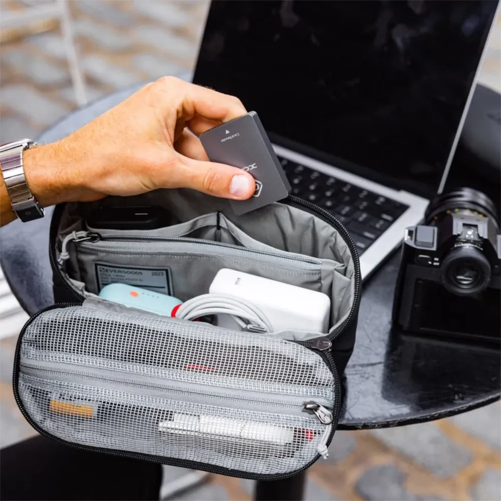 Utilizzo del pouch Evergoods CAP2 nero come organizer da scrivania per schede di memoria e accessori.