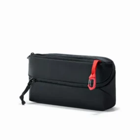 Vista posteriore e laterale del CAP2 nero con maniglia di trasporto e cerniere YKK robuste.