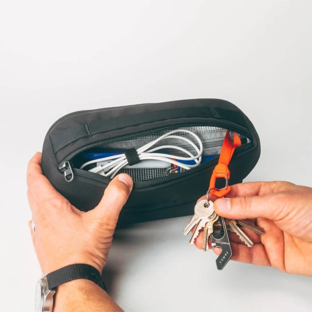 Pouch CAP2 aperto con portachiavi rosso, chiavi e multi-tool EDC organizzati nello scomparto superiore.