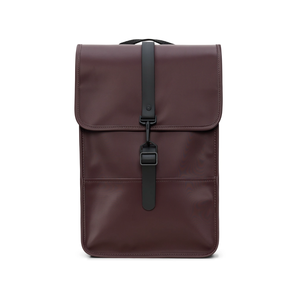 Rains Backpack Mini 11L Prugna zaino impermeabile minimalista con patta e chiusura a moschettone centrale.