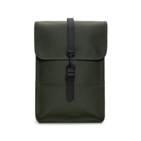 Rains Backpack Mini 11L verde zaino impermeabile opaco con patta e chiusura a moschettone centrale.