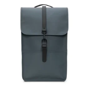 Rains Backpack 17L lagoon grigio zaino impermeabile minimalista con patta e chiusura a moschettone centrale.