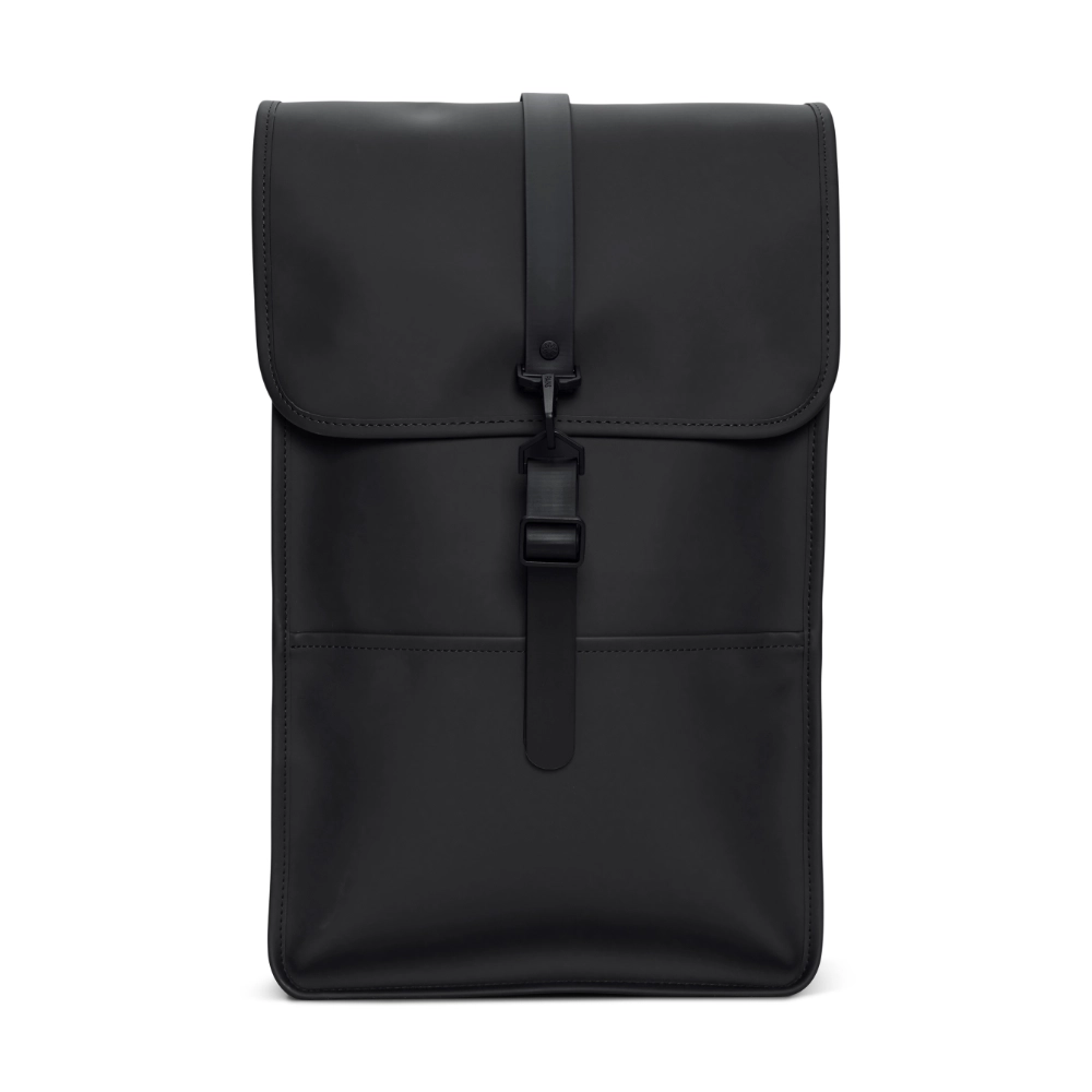Rains Backpack 17L nero zaino impermeabile in tessuto PU opaco con chiusura centrale a moschettone.