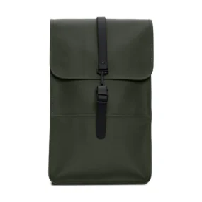Rains Backpack 17L verde zaino in tessuto PU opaco con patta e chiusura centrale a moschettone.