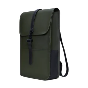 Rains Backpack 17L verde zaino impermeabile vista di tre quarti con tasca laterale in rete nera.