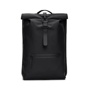 Zaino Rains Rolltop Rucksack nero impermeabile da 17 litri vista frontale.