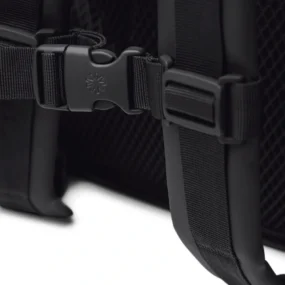 Close-up fibbia cinturino pettorale regolabile su spallacci imbottiti.