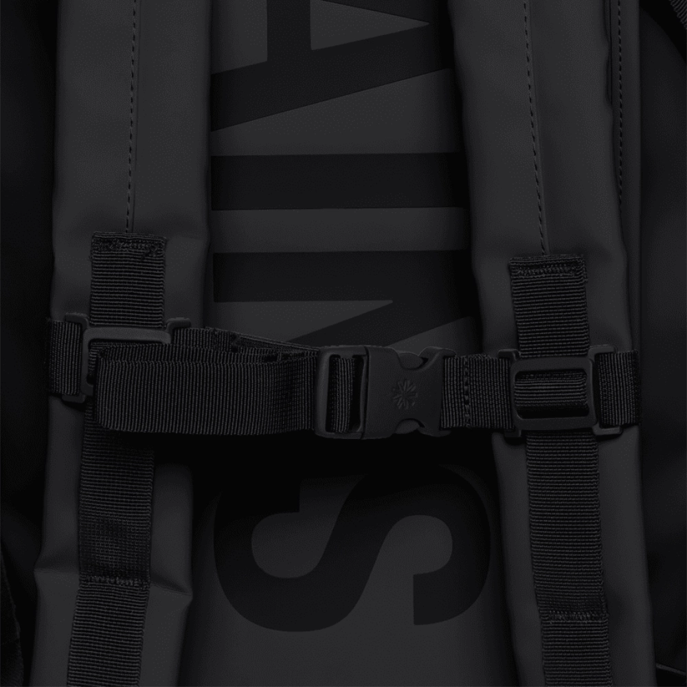 Dettaglio degli spallacci imbottiti con cinghia sternale regolabile e fibbia in plastica.