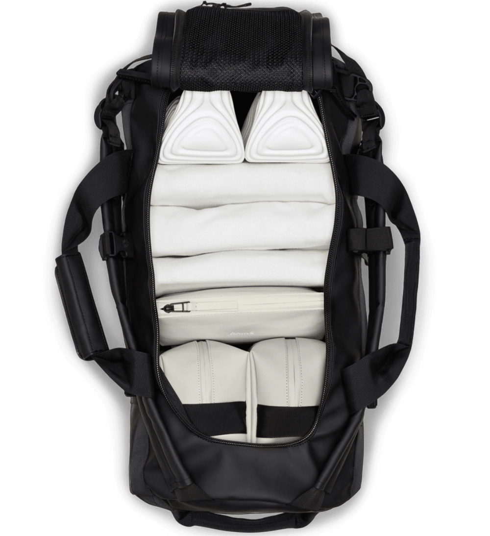 Ampio scomparto principale a U organizzato per abbigliamento, scarpe e beauty case.