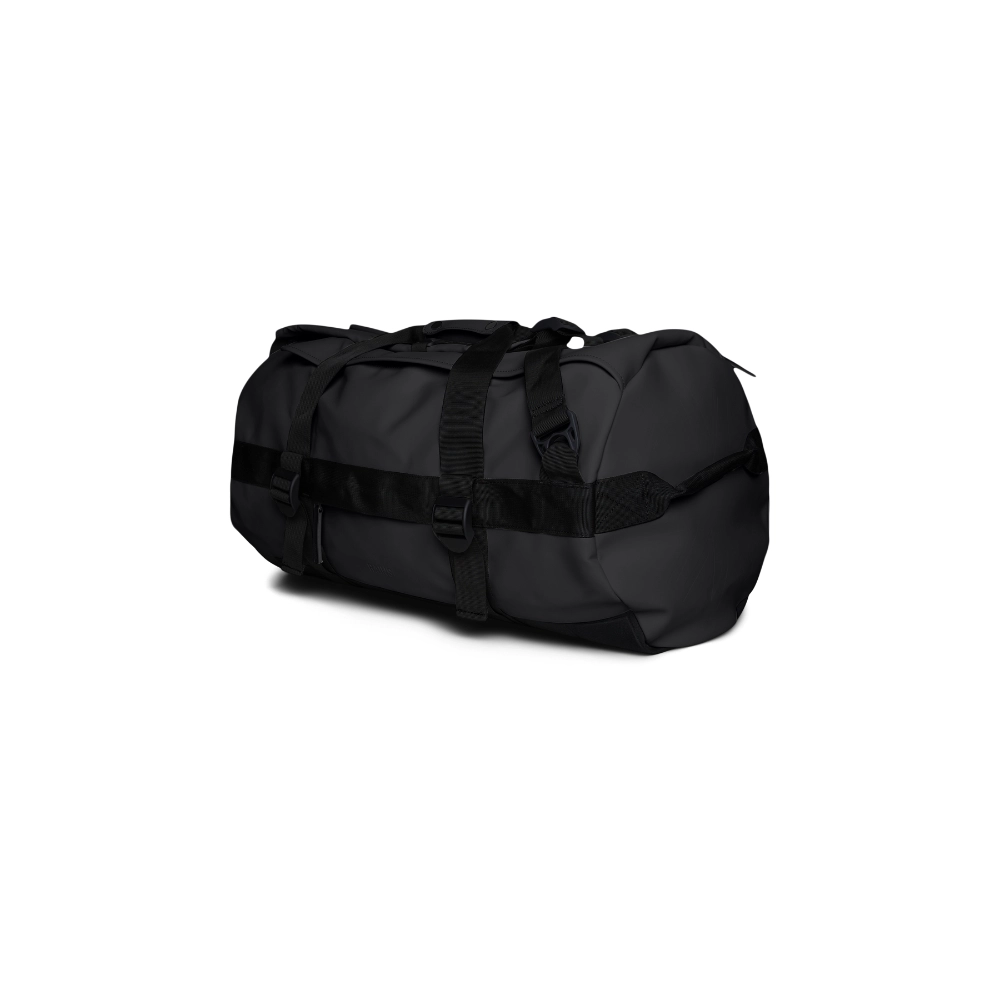 Prospettiva diagonale del borsone da viaggio nero con forma cilindrica e cinghie laterali.