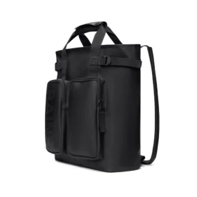 Vista laterale dello zaino tote nero che mostra il profilo sottile, gli spallacci e le tasche frontali con zip.