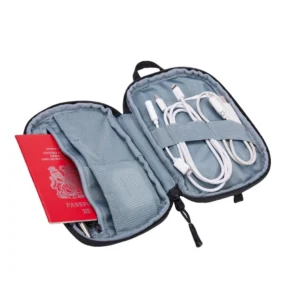 Organizzazione interna con passanti elastici per cavi, tasche per adattatori e scomparto per passaporto.
