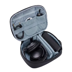 Interno aperto con cuffie, power bank e cavi ordinati in tasche e passanti elastici.