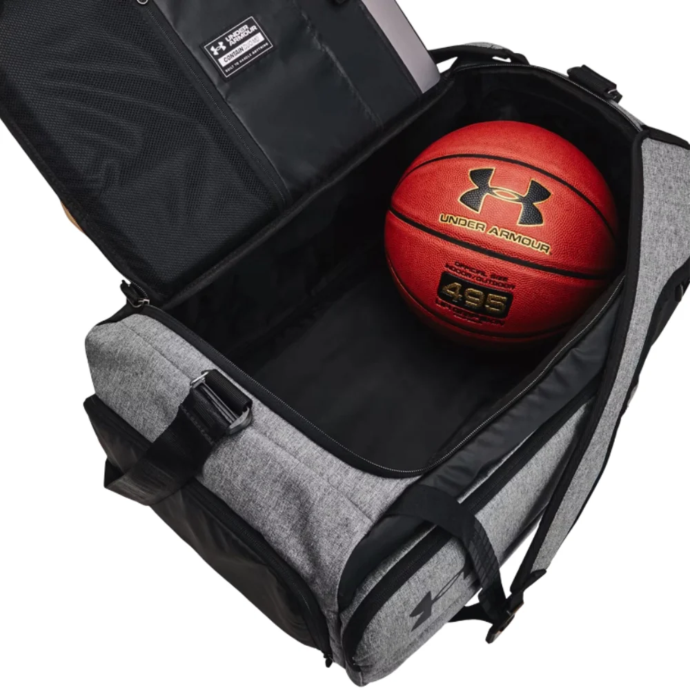 Ampio scomparto principale con apertura a U contenente un pallone da basket e tasca interna in rete.