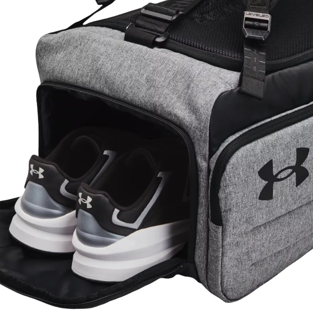 Scomparto laterale traspirante con chiusura a zip dedicato al trasporto separato delle scarpe sportive.