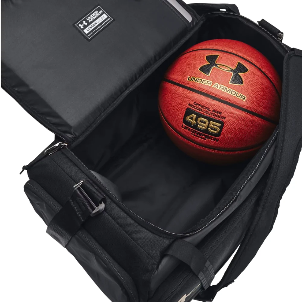 Ampio scomparto principale aperto a U che mostra la capienza interna contenente un pallone da basket.