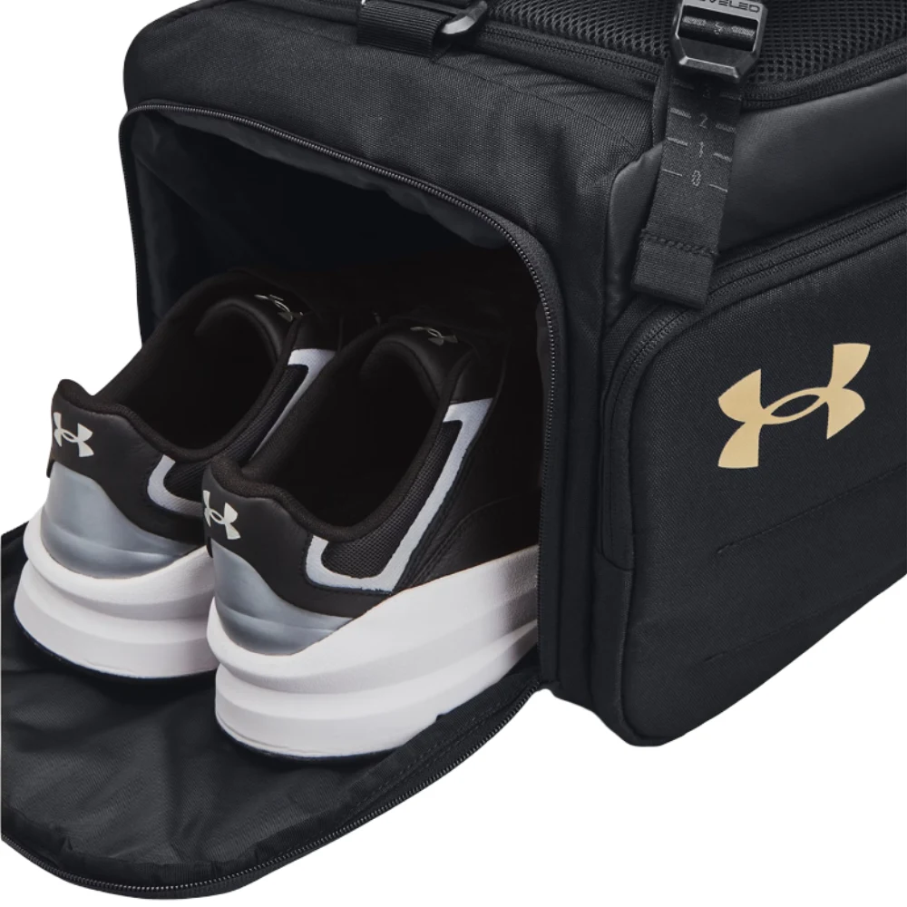 Scomparto laterale traspirante con chiusura a zip dedicato al trasporto separato delle scarpe sportive.
