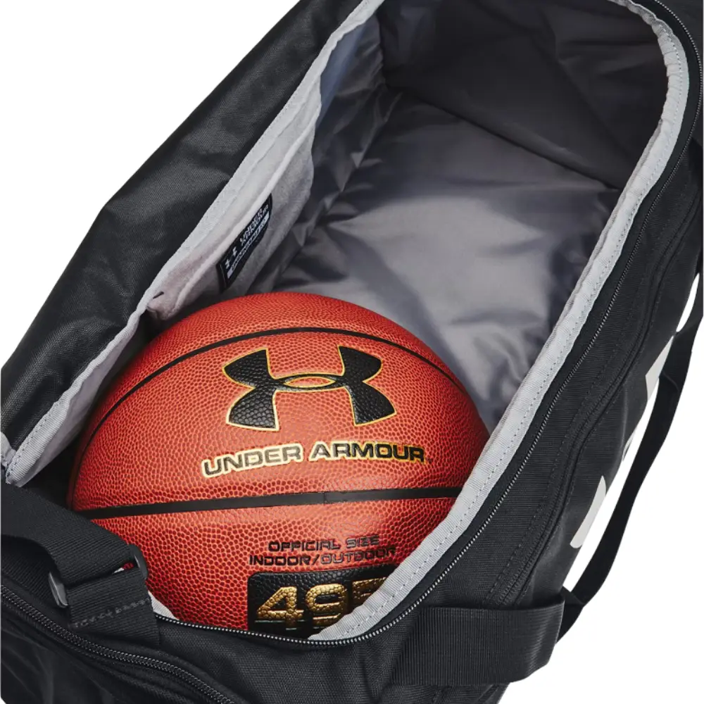 Interno foderato grigio dell'ampio scomparto principale con pallone da basket per dimostrarne la capienza.