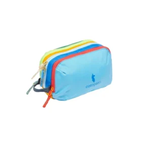 Borsa accessori Cotopaxi Nido Accessory Bag in nylon azzurro con maniglia laterale.