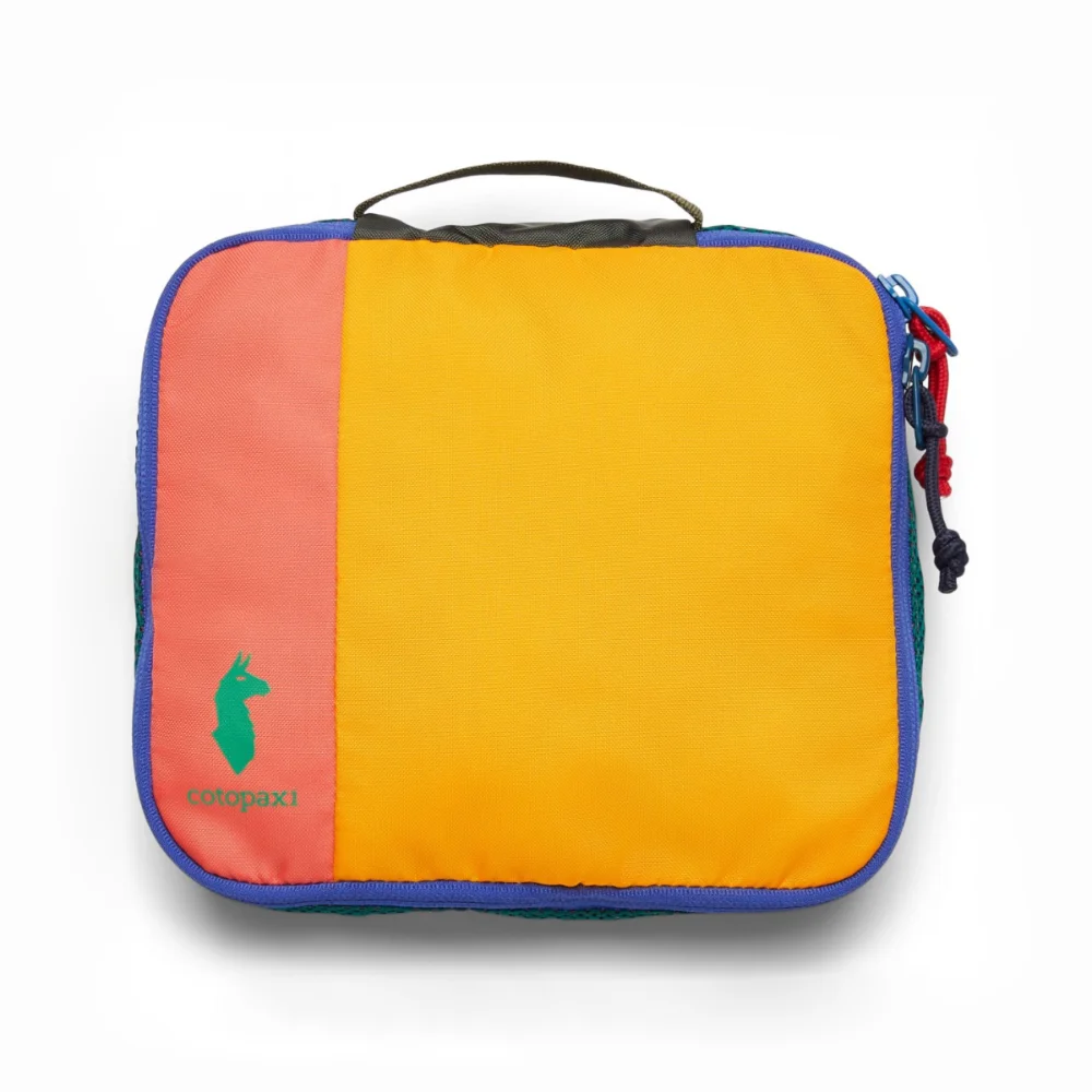 Organizer da viaggio Cotopaxi Cubo 2L Del Día giallo e arancione con pannelli in rete laterali.