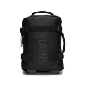 Vista frontale trolley da cabina nero con logo Rains e cinghie di compressione.