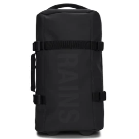 Vista frontale valigia cabina Rains nera con logo in rilievo e cinghie di compressione.