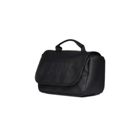 Vista angolata della borsa da toilette nera che evidenzia la chiusura a patta e il design compatto.