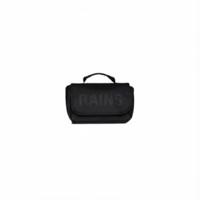 Beauty case Rains Texel Wash Bag nero impermeabile con manico superiore e logo frontale tono su tono.