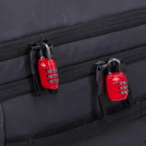 Dettaglio cerniere con chiusura di sicurezza tramite lucchetti TSA rossi.