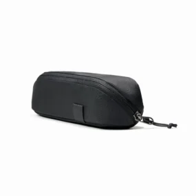 Astuccio CIVIC Access Pouch 0.5L nero chiuso, vista angolata con dettaglio della zip, tirazip in cordino e passante.