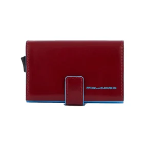 Piquadro Blue Square portacarte in metallo rosso. Vista frontale in pelle con chiusura a bottone e logo azzurro.
