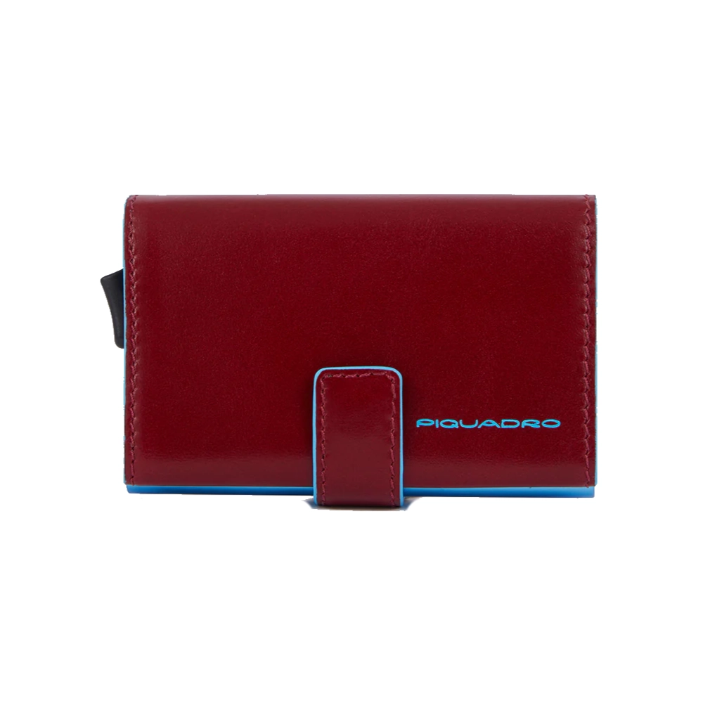Piquadro Blue Square portacarte in metallo rosso. Vista frontale in pelle con chiusura a bottone e logo azzurro.