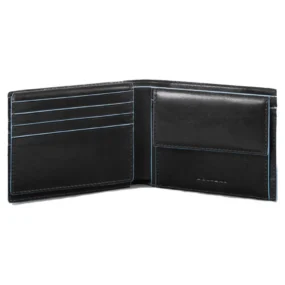 Interno aperto con scomparti porta carte di credito e tasca porta monete con patta.