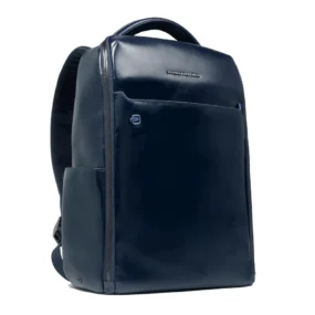 Vista di tre quarti dello zaino in pelle lucida, che evidenzia il design squadrato, il manico e la tasca laterale.