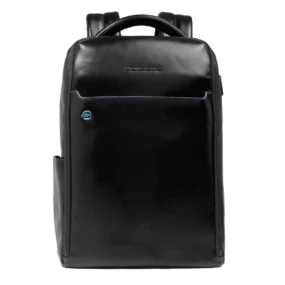 Piquadro Blue Square zaino da viaggio fast-check nero in pelle. Vista frontale con iconici profili azzurri.