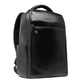 Vista di tre quarti in pelle nera lucida, evidenzia il design squadrato, il manico imbottito e la tasca laterale.