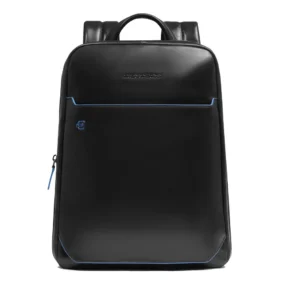 Piquadro Blue Square zaino in pelle porta PC nero. Vista frontale con iconico profilo azzurro a contrasto.