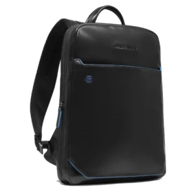 Vista di tre quarti dal basso che mostra la struttura rigida, le finiture in pelle liscia e il manico superiore.