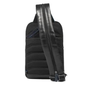 Dettaglio dello schienale in rete con tasca di sicurezza nascosta contenente un porta carte.