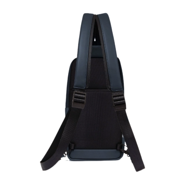 Schienale ergonomico in mesh traspirante con spallaccio divisibile tramite cerniera e cinghie regolabili.