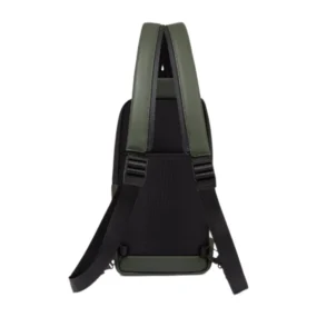 Schienale in mesh traspirante con spallaccio divisibile tramite cerniera e cinghie regolabili.