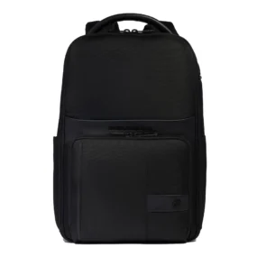 Vista frontale dello zaino con tasca inferiore zippata, logo in rilievo e manico superiore.