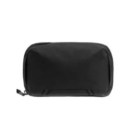 Astuccio portacavi Peak Design Tech Pouch nero con design a conchiglia e chiusura a cerniera lampo.