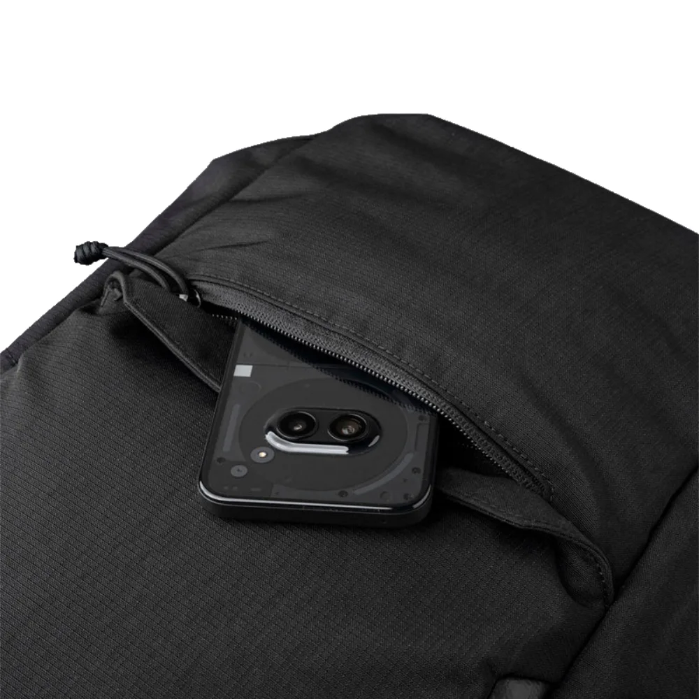 Tasca superiore ad accesso rapido con cerniera, che mostra uno smartphone all'interno.