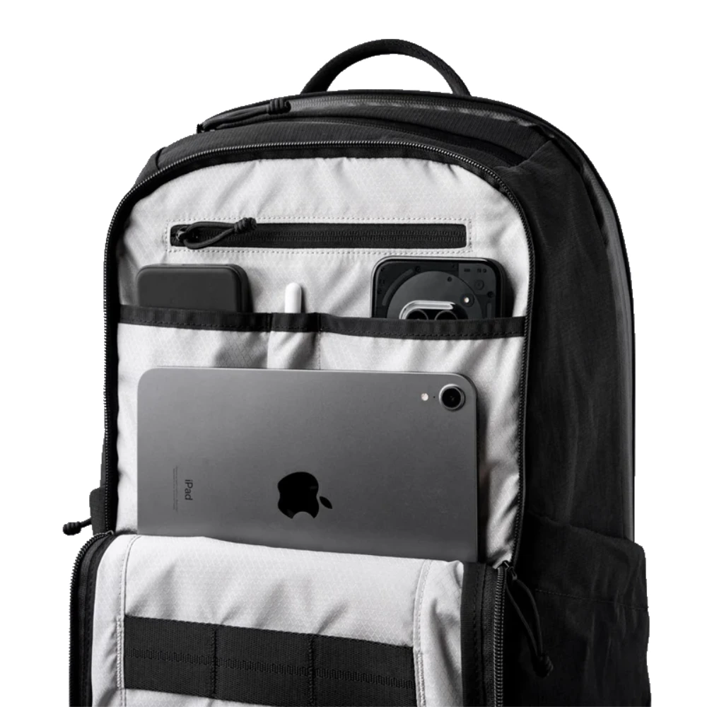 Scomparto tech imbottito in tessuto chiaro con tasche a bustina dedicate per tablet, smartphone e stilo.