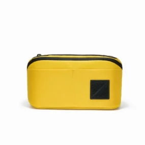 Organizer Evergoods Civic Access Pouch 2L giallo con tasca frontale e area patch in velcro.
